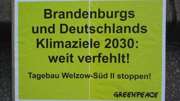 Brandenburgs und Deutschlands Klimaziele 2030: weit verfehlt! Steht auf einem Protestplakat der Greenpeace-Aktivisten, 28.04.2014