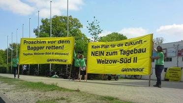 Greenpeace-Aktivisten protestieren gegen den geplanten Tagebau Welzow-Süd II, 28.04.2014