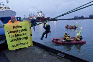 Greenpeace-Aktivisten protestieren am Fischtrawler "Jan Maria" gegen die subventionierte Plünderung der Meere