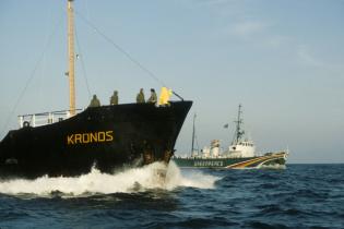 MV Sirius protestiert 1981 gegen die Verklappung von Chemieabfällen durch das Schiff Kronos. Nordsee. 