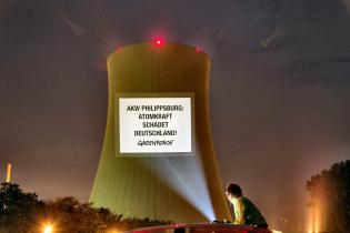 Projektion auf das Kernkraftwerk Philippsburg:  "Atomkraft schadet Deutschland" 