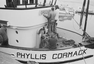 Kapitän John Cormack (links) und Bob Hunter bringen den Greenpeace-Namen auf der Phyllis Cormack an.