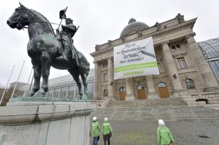 Aktivisten protestieren an Münchener Staatskanzlei 