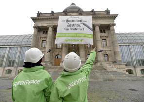 Aktivisten protestieren an Münchener Staatskanzlei 