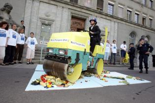 2005 WTO Monsanto Aktion in Genf mit Walze