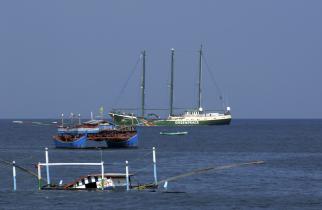 Die Rainbow Warrior II vor der Küste Indonesiens: Das Greenpeace-Schiff bringt dringend benötigte medizinische Hilfsgüter und Nahrungsmittel für die Ärzte ohne Grenzen (MSF) nach Meulaboh an der Westküste der Provinz Aceh, Sumatra. 