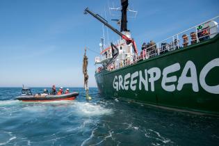 Greenpeace-Aktivist:innen und Taucher:innen der niederländischen Organisation Ghost Fishing bergen verlorene Fischernetze (Geisternetze) im Sylter Außenriff.