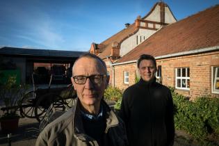 Klimakläger Heiner Lütke Schwienhorst und sein Sohn Lucas auf dem Biohof der Familie