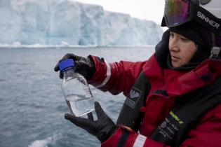 Hsuan Huang nimmt Wasserproben in der Antarktis