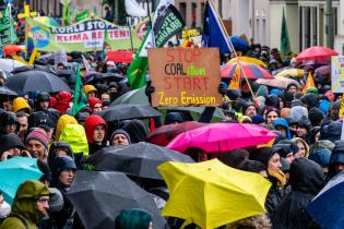 35.000 Menschen im Regen gegen die Räumung von Lützerath