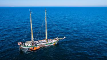 Drohnenfoto des Greenpeace-Bootes Beluga mit Schlauchboot