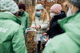 Ein kleines Greenpeace-Team ist als "Forest Rescue Unit" in den Waldgebieten Deutschlands unterwegs. Vor Ort in Ettersberg sprechen sie mit Aktivist:innen und machen Fotos, Videos und Drohnenaufnahmen von Eingriffen in Schutzgebieten, die mit GPS-Geräten markiert sind.