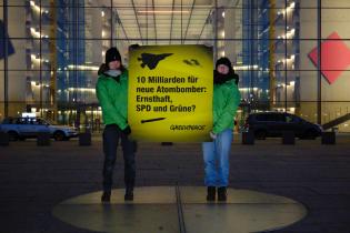 Greenpeace-Aktivistinnen halten Banner gegen F-35-Bomber, Paul-Löbe-Haus, Berlin
