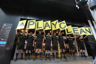 Greenpeace-Aktivisten vor einem Adidas-Store in Hong-Kong mit dem Schriftzug "Play Clean" - auf Deutsch: Spiel sauber! 