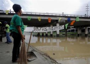 Über dem Fluss Marikina auf den Philippinen haben Greenpeace-Aktivisten eine große Wäscheleine und einen Banner aufgehängt, der die Textilhersteller dazu aufruft, gefährliche Chemikalien aus ihrer Produktion zu verbannen. 