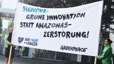 Greenpeace-Aktivisten mit Transparent vor der Siemens-Zentrale in München: "Grüne Innovation statt Amazonas-Zerstörung"