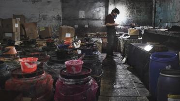 Ein Arbeiter in einer Farbenmischfabrik in China.