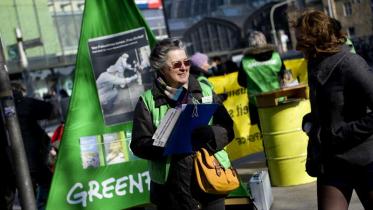Greenpeace-Aktivisten informieren Passanten über die Atom-Außenpolitik der Bundesregierung