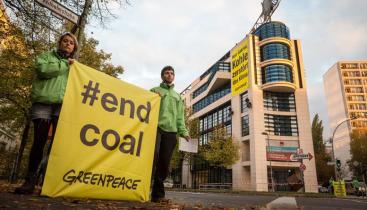 Greenpeace-Aktivisten protestieren auf SPD-Zentrale