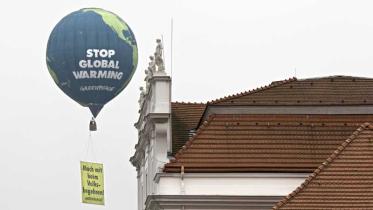 Aufforderung zur Teilnahme an Volksbegeheren gegen neue Braunkohletagebaue mit Heißluftballon. Januar 2009