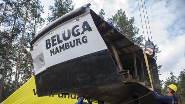 Die Beluga wird vor dem Salzstock Gorleben wieder zusammengesetzt 05/13/2013