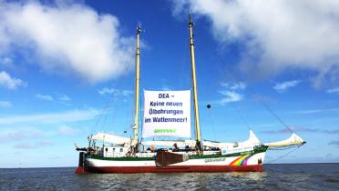 Beluga II mit Banner: "Dea - Keine neuen Ölbohrungen im Wattenmeer"