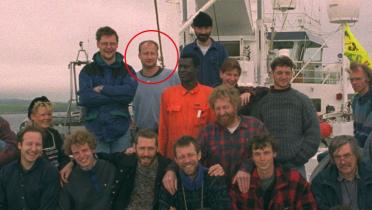 Christian Bussau mit Teilen der Crew auf einem Greenpeace-Schiff