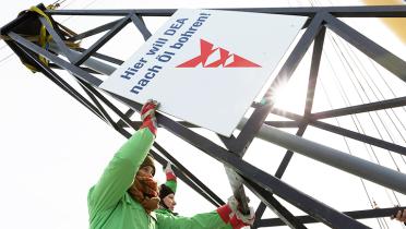 Errichtung eines Bohrturmmodells im Wattenmeer durch Greenpeace-Aktivisten