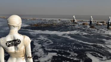 Greenpeace-Aktivisten filmen, wie Schmutz-Wasser in einen Fluss im chinesischen Zhejiang geleitet wird.