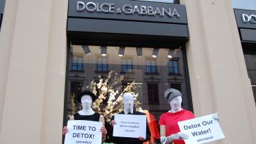 Greenpeace-Aktivisten protestieren gegen Dolce&Gabbana.
