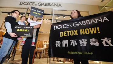Greenpeace-Aktivisten protestieren gegen Luxusmarke, Februar 2014