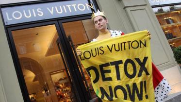 Greenpeace-Aktivist, verkleidet als naked king, fordert giftfreie Kleidung von Louis Vuitton in Sankt Petersburg, Februar 2014