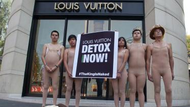 Greenpeace-Aktivisten protestieren vor einem Louis-Vuitton Geschäft in Mexiko, Februar 2014