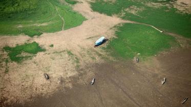 Kanus und Boote sind im ausgetrockneten Flussbett des Manaquiri liegen geblieben. 11/24/2009