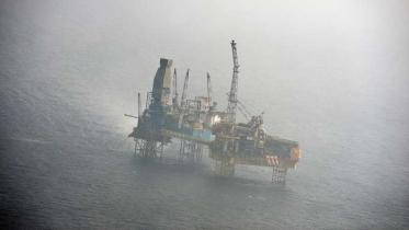 Die Gasförderplattform Elgin in der Nordsee umgeben von Nebel, März 2012