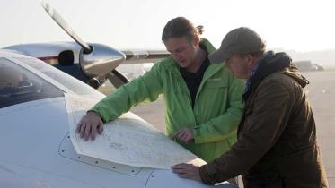 Kai Britt und der Pilot vor dem Abflug zur Gasförderplattform Elgin im März 2012
