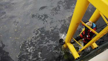 Greenpeace entnimmt Wasserproben vor der Förderplattform Elgin im April 2012