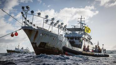 Fangschiff Explorer II mit Greenpeace-Schlauchboot