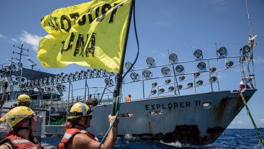 Aktivisten mit Banner "Not Just Tuna"