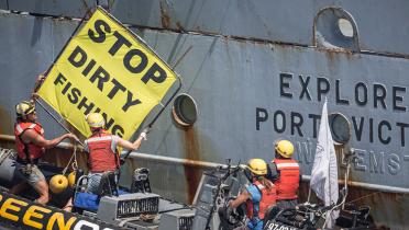 Aktivisten im Schlauchboot mit Banner