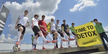31.5.2014: Greenpeace-Ehrenamtliche protestieren gegen Adidas' gefährliche Textilproduktion