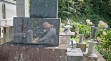 Mizue Kanno am Grab ihrer Familie auf dem Friedhof in Tsushima.