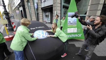 Greenpeace-Aktivisten protestieren bei VW-Händlern in Berlin, September 2011
