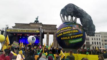 Klima-Kundgbeung vor dem Brandenburger Tor