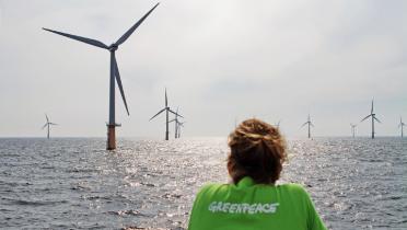 Offshore-Windpark, Greenpeace-Aktivistin im Vordergrund