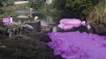 Chemikalien färben den Tullahan Fluss auf den Philippinen pink, 11.05.2012