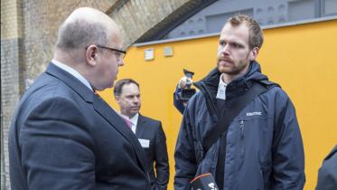 Bundesumweltminister Peter Altmaier im Gespräch mit Greenpeace-Sprecher Tobias Austrup