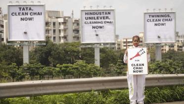 In Mumbai protestiert eine Greenpeace-Aktivistin für Tee ohne Pestizide