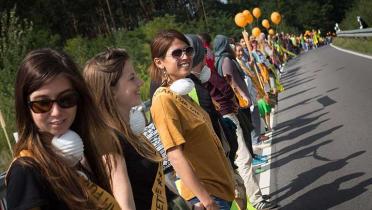 23.08.2014: 7500 Menschen vereinigen sich zu einer internationalen Menschenkette über die  deutsch-polnische Grenze hinweg. Sie demonstrieren gemeinsam für die Energiewende und gegen Zwangsumsiedlung und Abbaggerung von Dörfern 