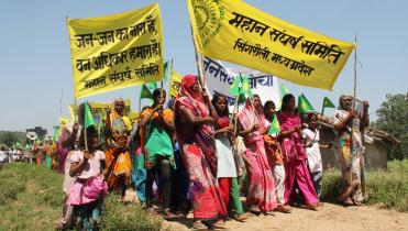 Protest der indischen Bevölkerung gegen die Zerstörung der Mahan-Wälder durch Kohleabbau